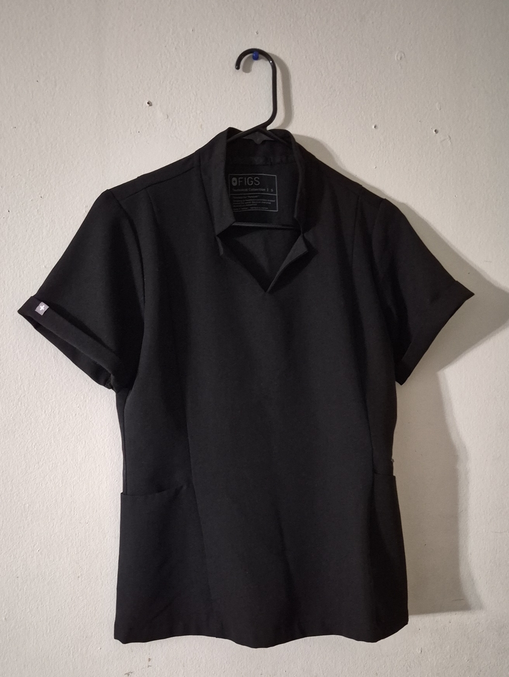 FIGS Technical Collection Black Scrub Top Short-Sleeve with Utility Pockets